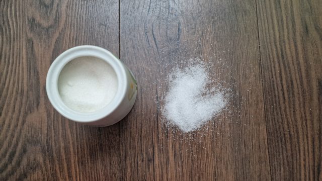 Nasypte kryštálový cukor na podlahu