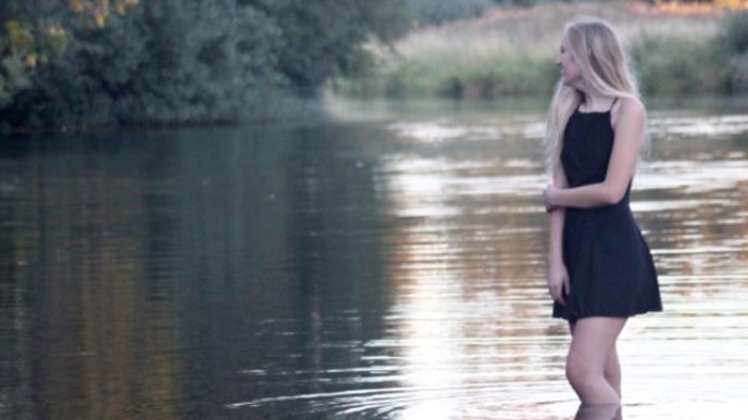 kto sa objavil v pozadí