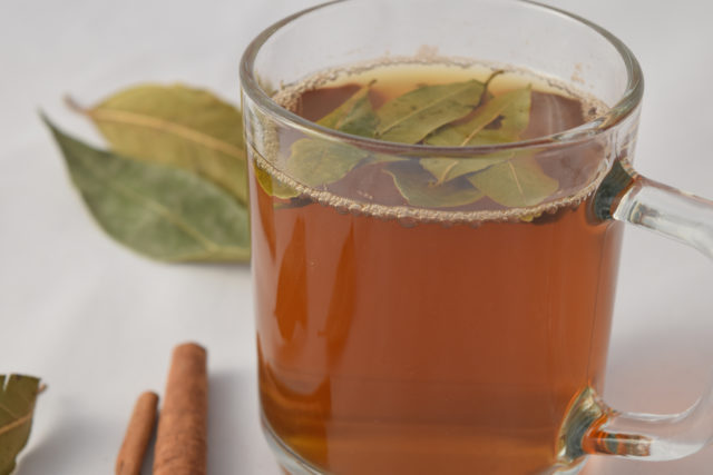 čaj z bobkového listu, jablka a škorice