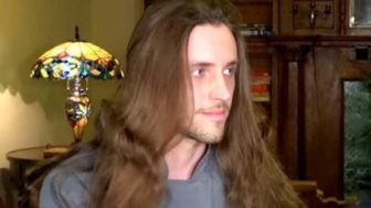 muž s dlhými vlasmi