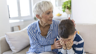 starý mama s vnukom