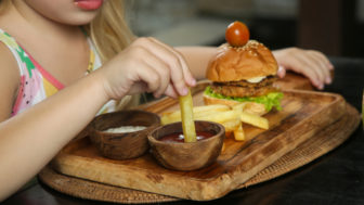 dieťa vo fast foode