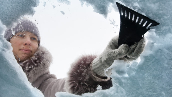 odpratávanie snehu z auta