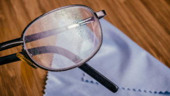 Domáce triky, ako na škrabance na okuliaroch