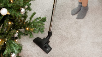 vysávanie pod vianočným stromčekom