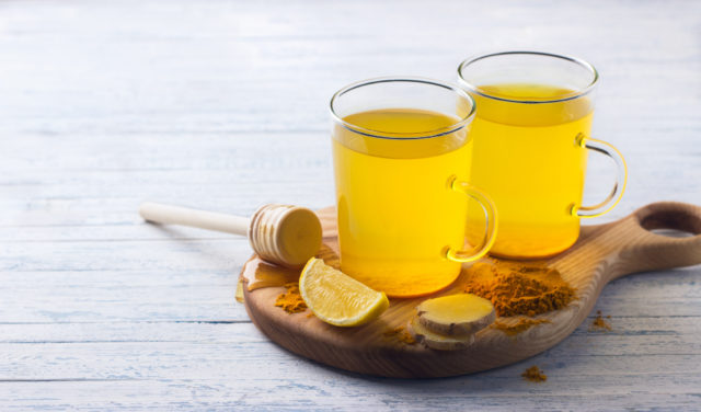 Nápoj ze zázvoru, medu a citronu