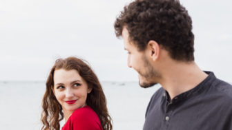 muž sa obzerá po inej žene