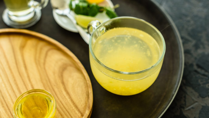 Nápoj z olivového oleje a citronové šťávy