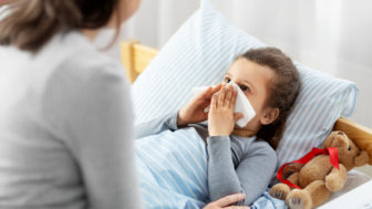 choré dieťa v posteli