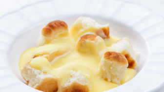 Little buns with vanilla sauce