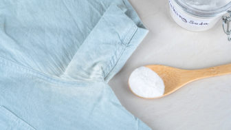 škvrna od antiperspirantu