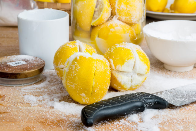 Prekrojte citrón na štyri, posypte soľou a položte do stredu kuchyne