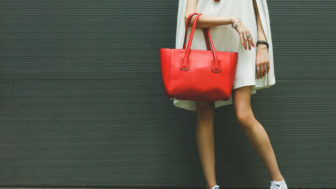 žena v bielych šatoch