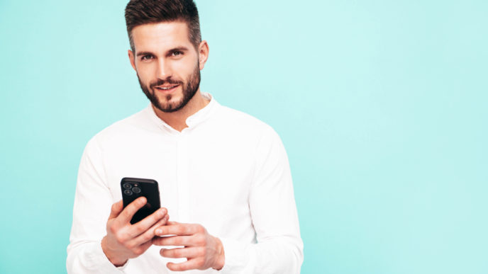 muž s mobilom
