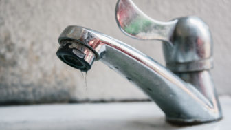 vodný kameň na vodovodnej baterii