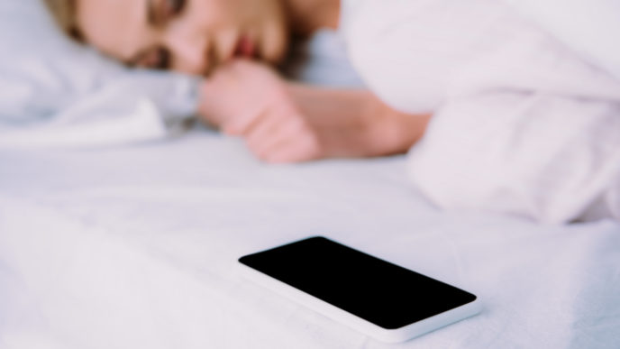 Prečo nespať s mobilom pri hlave