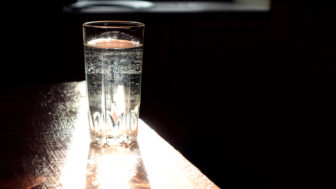 voda so soľou a octom