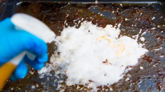 čistenie pripáleného pekáča