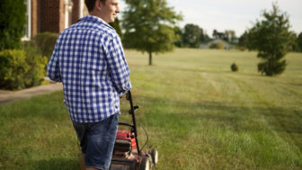Pravidelne sekal trávnik svojej bývalej manželke