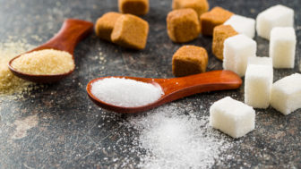 biely a trstinový cukor