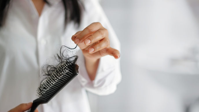 5 veľkých dôvodov, prečo ženy strácajú vlasy