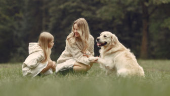 matka s dcérou a psom