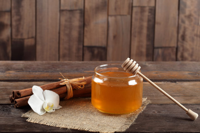 lyžicu medu a škorice