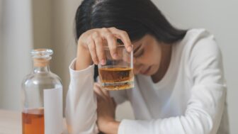žena s alkoholom