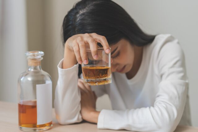 žena s alkoholom