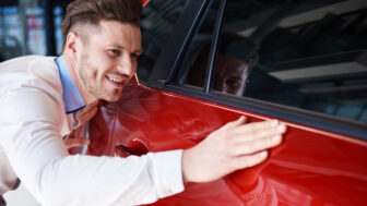 červené auto