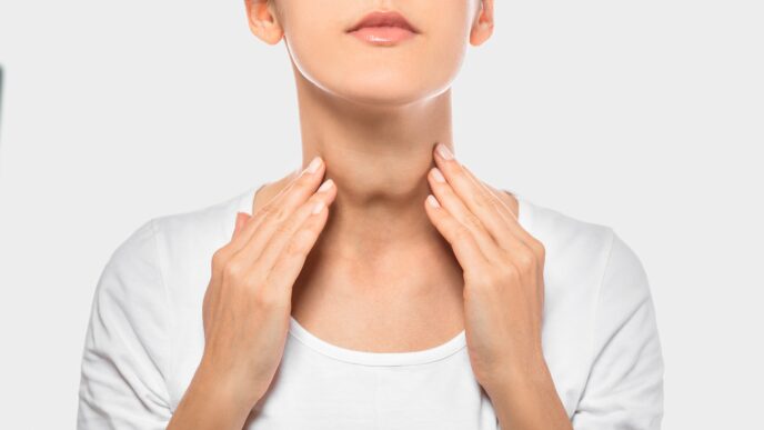žena si kontroluje štítnu žľazu