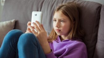 dieťa s mobilom