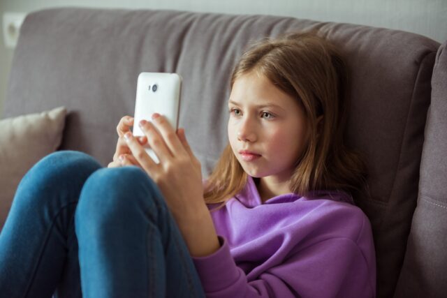 dieťa s mobilom