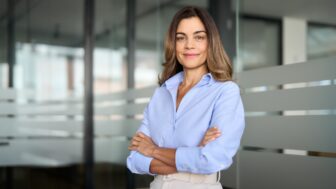 žena v modrej košeli