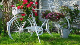 Využite starý bicykel ako originálnu dekoráciu vo vašej záhrade