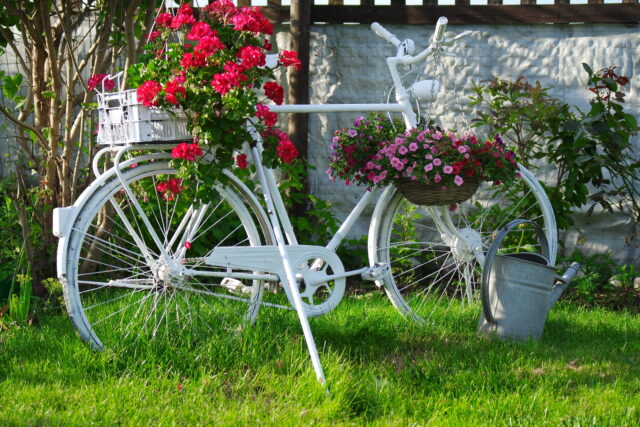 Využite starý bicykel ako originálnu dekoráciu vo vašej záhrade