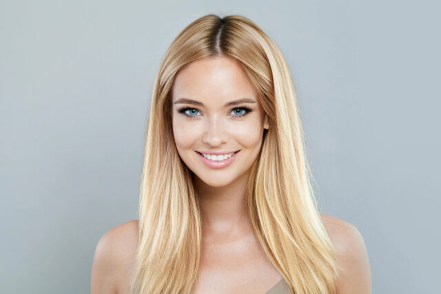 žena s blond vlasmi