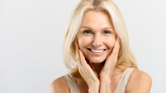 žena s blond vlasmi