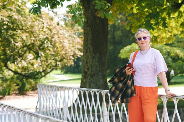 žena v modernom outfite