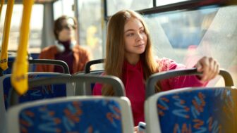cestujúci v autobuse