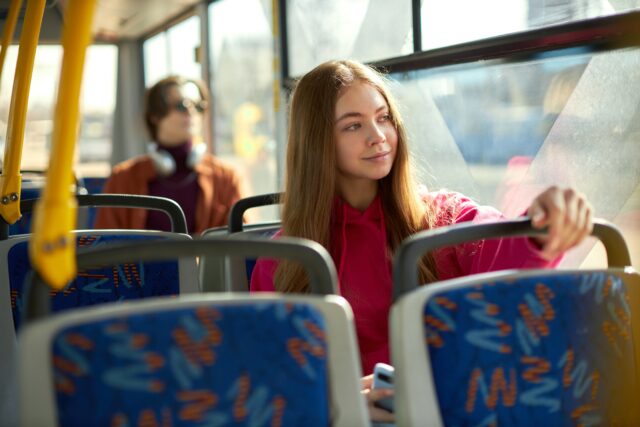 cestujúci v autobuse