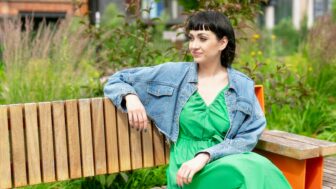 žena v letných šatách a krátkej bunde