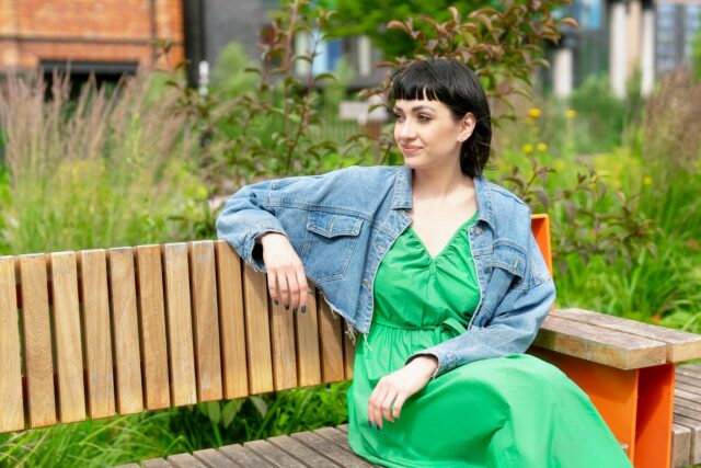 žena v letných šatách a krátkej bunde