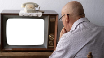 senior pri televízore