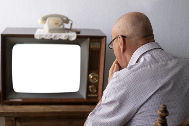 senior pri televízore