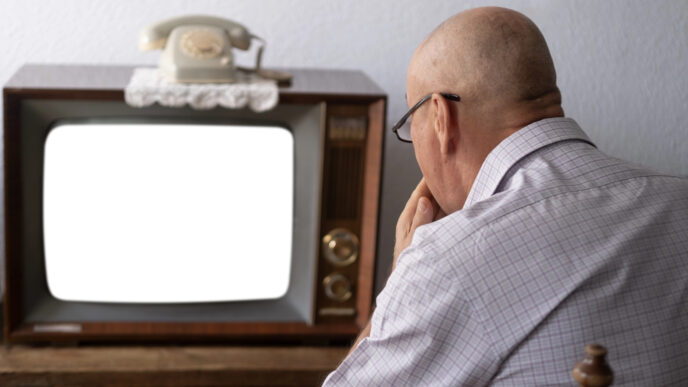 senior pri televízore