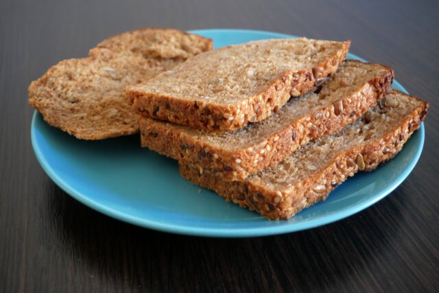 celozrnný toast