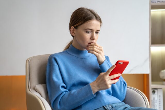 žena s mobilom