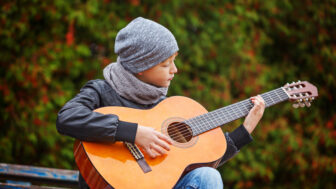 dieťa s gitarou