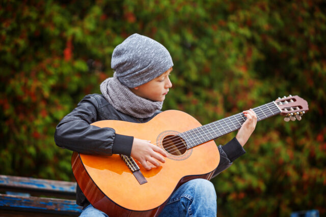 dieťa s gitarou
